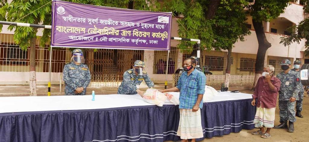 করোনা মোকাবেলায় খুলনার বিভিন্ন এলাকায় অসহায় ও দুঃস্থদের মাঝে নৌবাহিনীর মানবিক সহায়তা প্রদান
