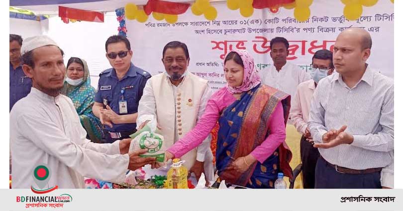 টিসিবির পণ্য বিক্রয় কার্যক্রমের শুভ উদ্বোধন করলেন ডিসি