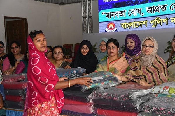 পুলিশ নারী কল্যাণ সমিতির উদ্যোগে শীতবস্ত্র বিতরণ