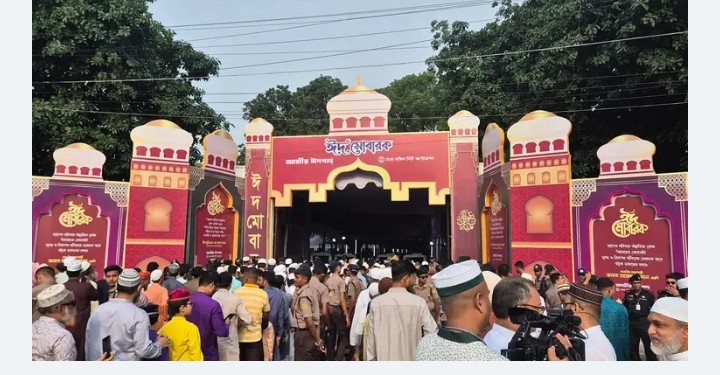 দীর্ঘ লাইনে নিরাপত্তা পেরিয়ে জাতীয় ঈদগাহে মুসল্লিদের ঢল