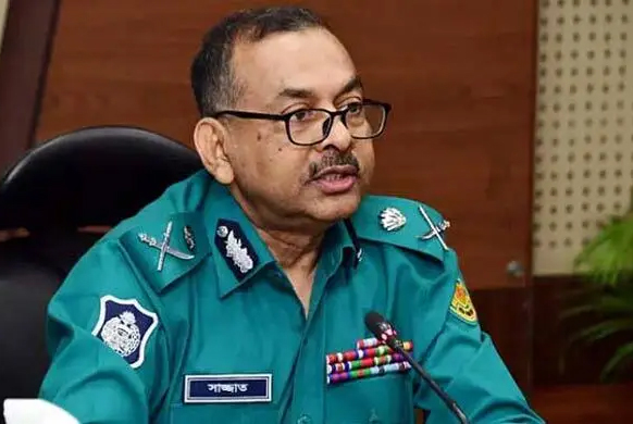 আগুন-ককটেল হামলাকারীকে গুলির নির্দেশ ডিএমপি কমিশনারের