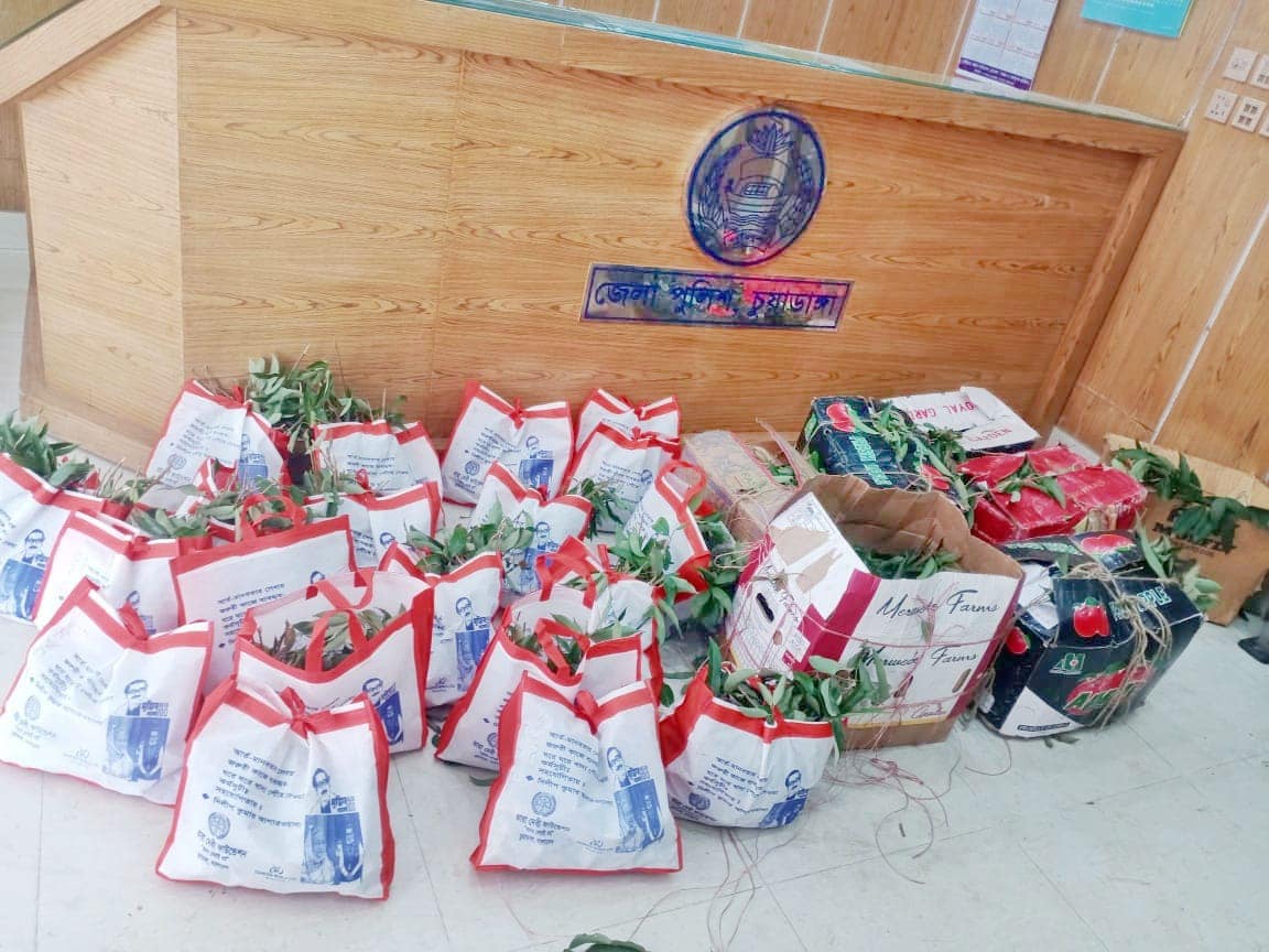 জেলা পুলিশের বিভিন্ন ইউনিটে কর্মরত সকল পুলিশ সদস্যকে মধু মাসে লিচু খাওয়ালেন পুলিশ সুপার