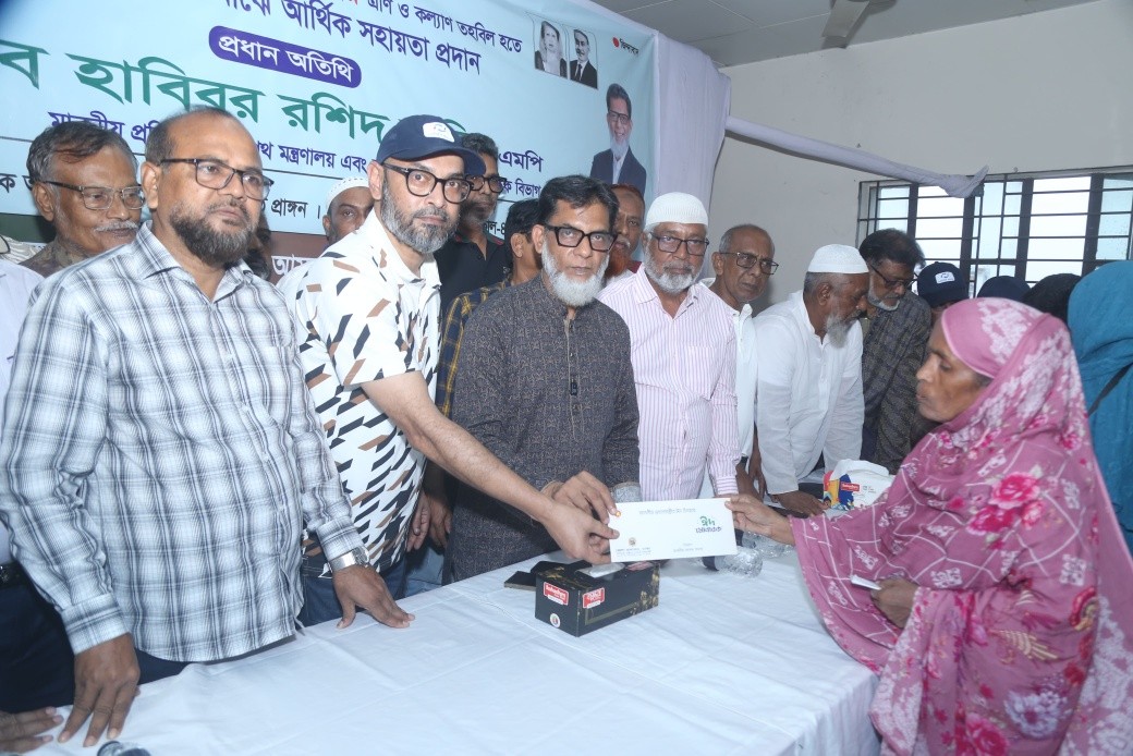 ঢাকা-৯ আসনে অসহায় ও দুস্থ মানুষের মাঝে আর্থিক সহায়তা প্রদান