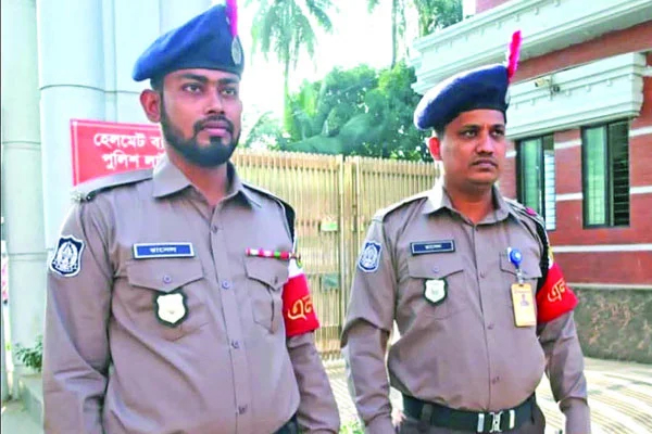 নতুন পোশাকে মাঠে পুলিশ