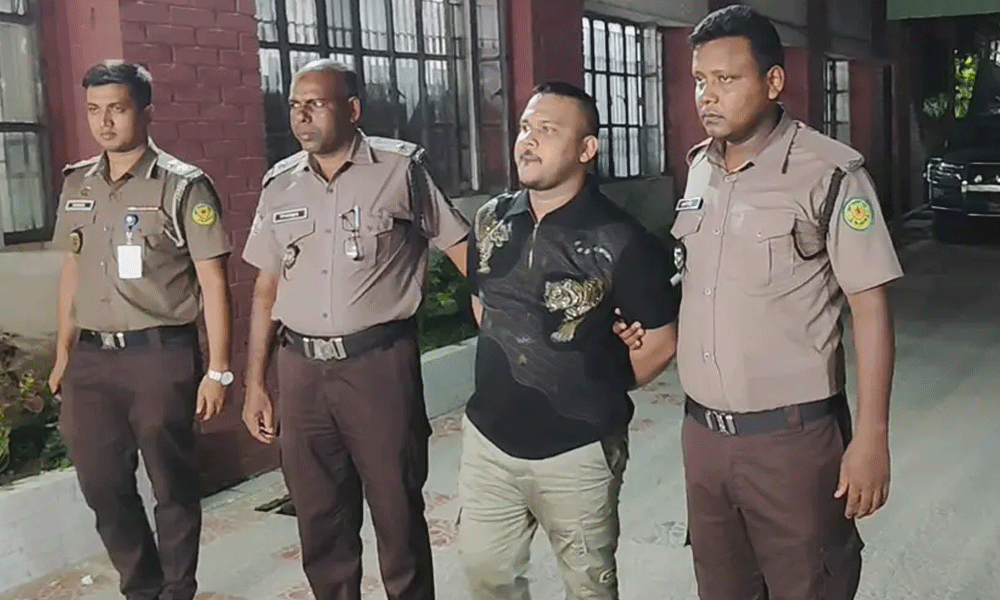 জেনেভা ক্যাম্পের শীর্ষ মাদক কারবারি ‘পিচ্চি রাজা’ বিমানবন্দরে গ্রেপ্তার