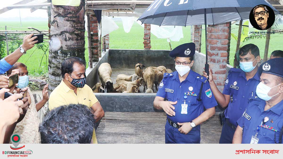 ঝিনাইদহ জেলার ক্ষতিগ্রস্থ পরিবারটির পাশে দাড়ান পুলিশ সুপার