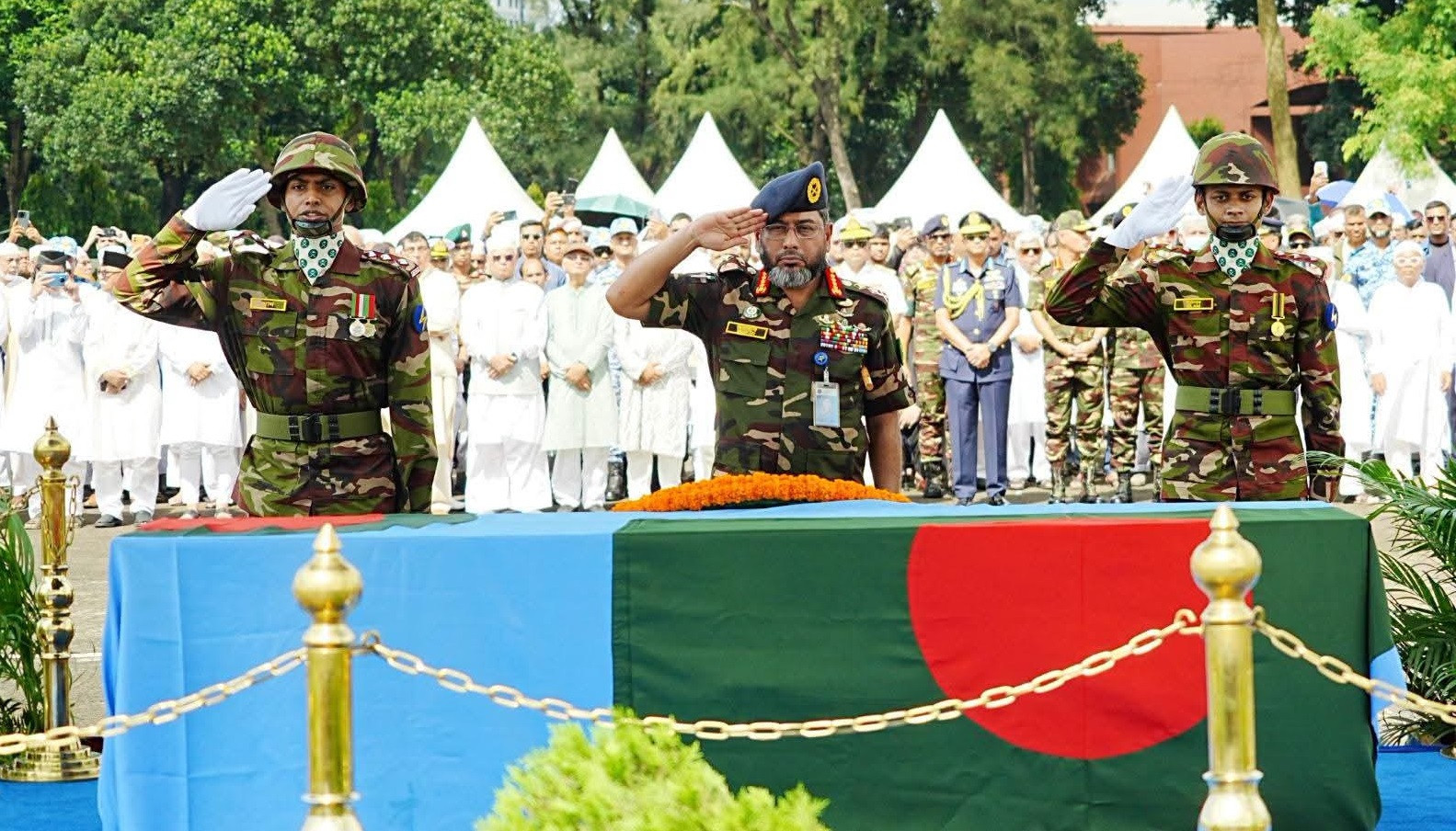 জানাজা শেষে বিমান বাহিনীর সাবেক প্রধান রফিকুল ইসলামের দাফন সম্পন্ন