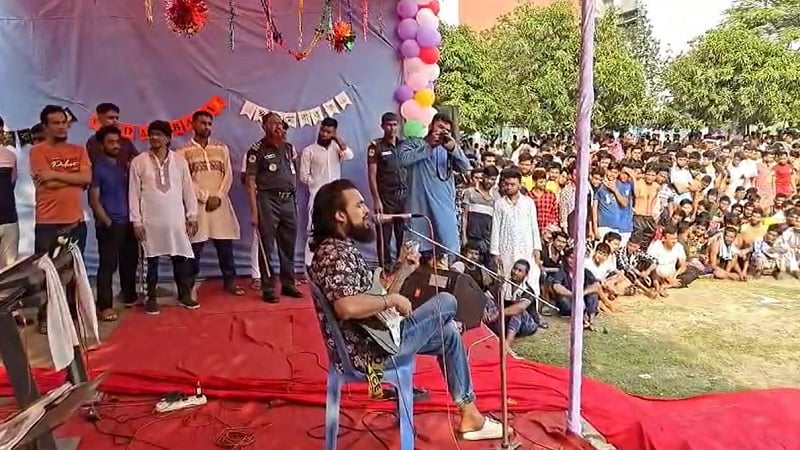 কেন্দ্রীয় কারাগারে বন্দীদের নিয়ে ঈদ আনন্দ, গান গাইলেন নোবেল