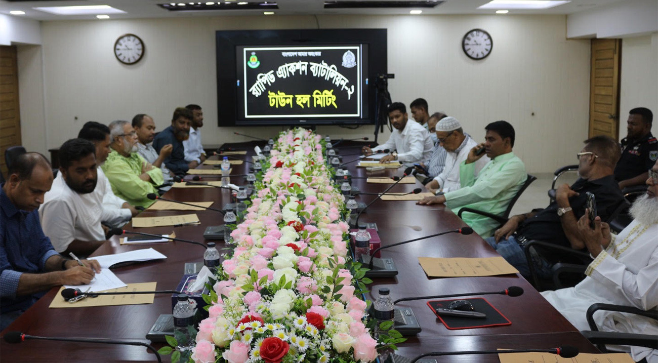মোহাম্মদপুরে অপরাধ দমনে হাউজিং সোসাইটির নেতাদের সঙ্গে র‍্যাবের টাউন হল মিটিং