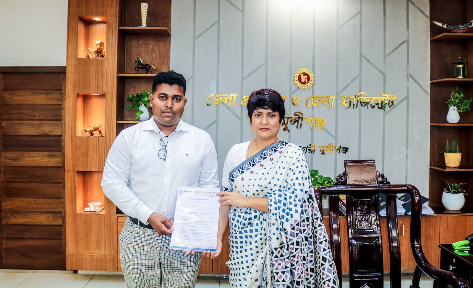 চাকরিপ্রাপ্ত একজনের হাতে নিয়োগপত্র তুলে দেন মুন্সীগঞ্জ জেলা প্রশাসক