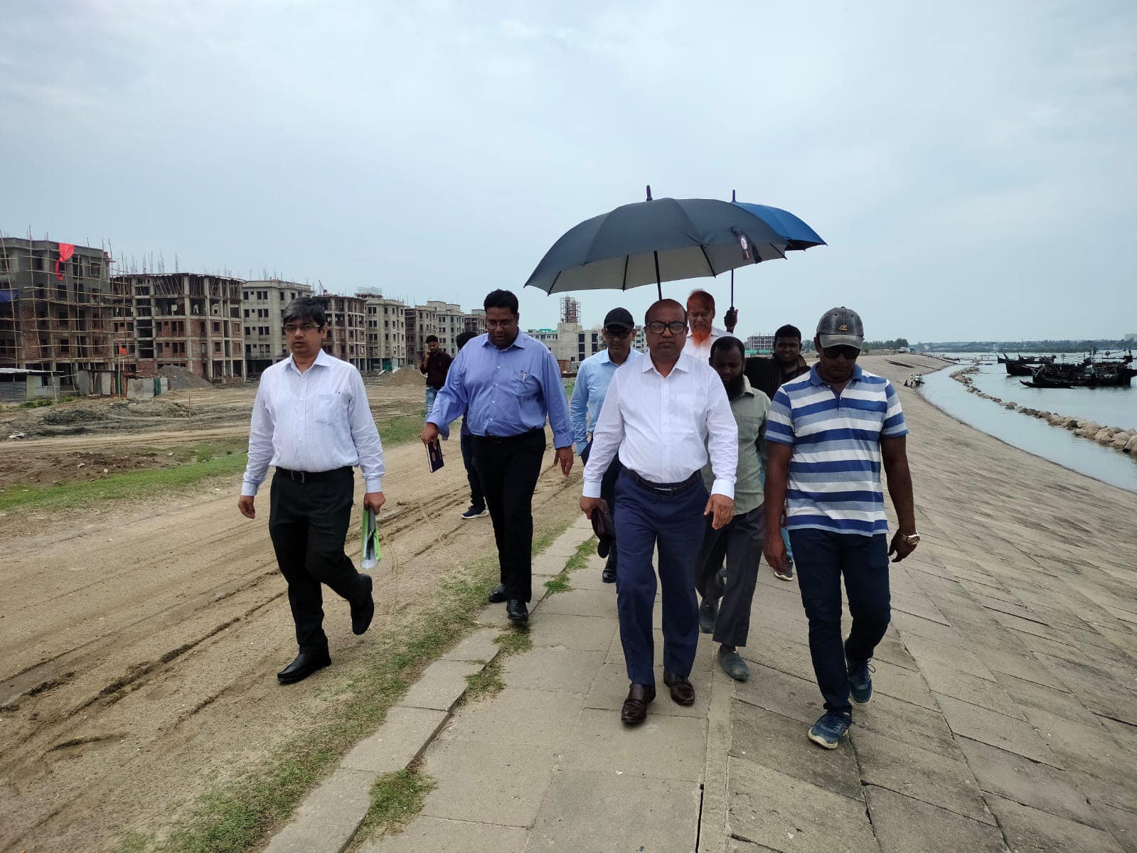 খুরুশকুল বিশেষ আশ্রয়ণ প্রকল্পের কাজ পরিদর্শন করেন পানিসম্পদ মন্ত্রণালয়ের সচিব