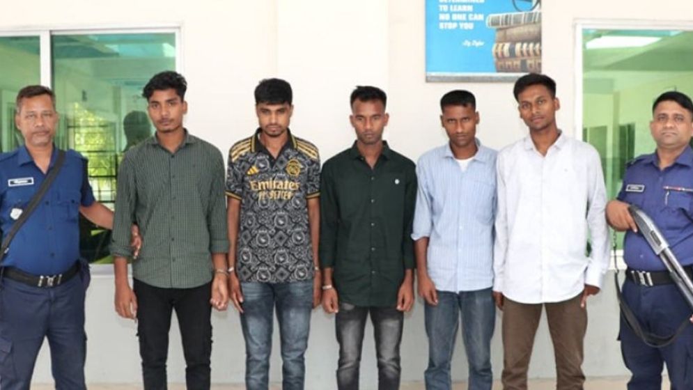 কনস্টেবল নিয়োগ পরীক্ষায় ডিজিটাল ডিভাইসসহ গ্রেফতার ৫