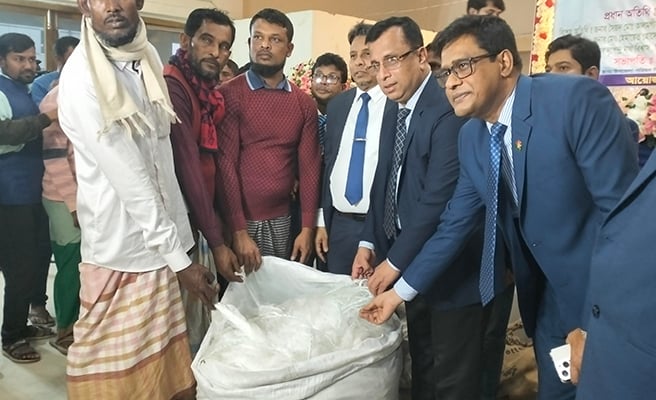 ইলিশ সম্পদ উন্নয়ন ও ব্যবস্থাপনা প্রকল্প’র আওতায় সুফলভোগি জেলেদের মধ্যে বৈধ জাল বিতরণ