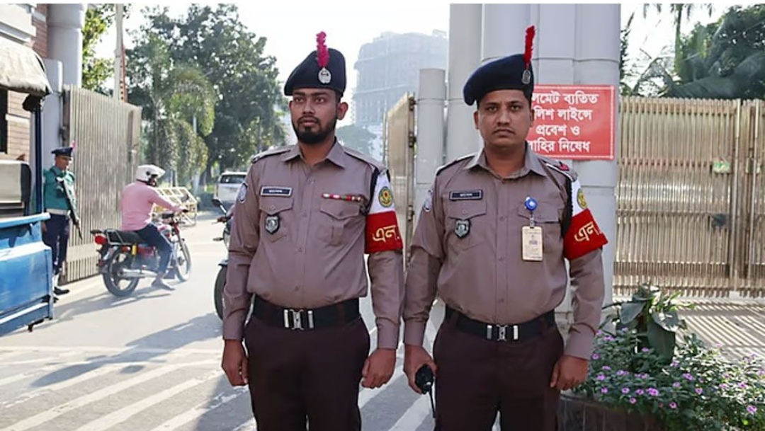 পুলিশের নতুন পোশাক নিয়ে আলোচনা চলছেই