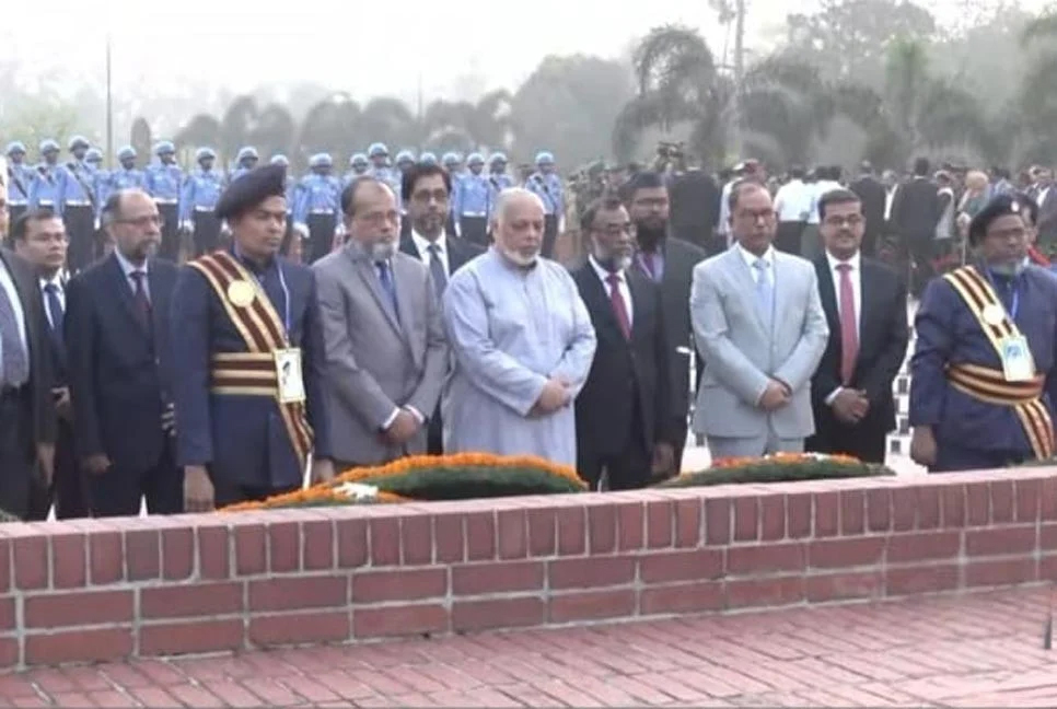 জাতীয় স্মৃতিসৌধে প্রধান বিচারপতির শ্রদ্ধা নিবেদন