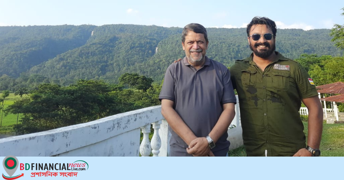 ওরা ৭ জন চলচ্চিত্রে অভিনয় করলেন আজম খান