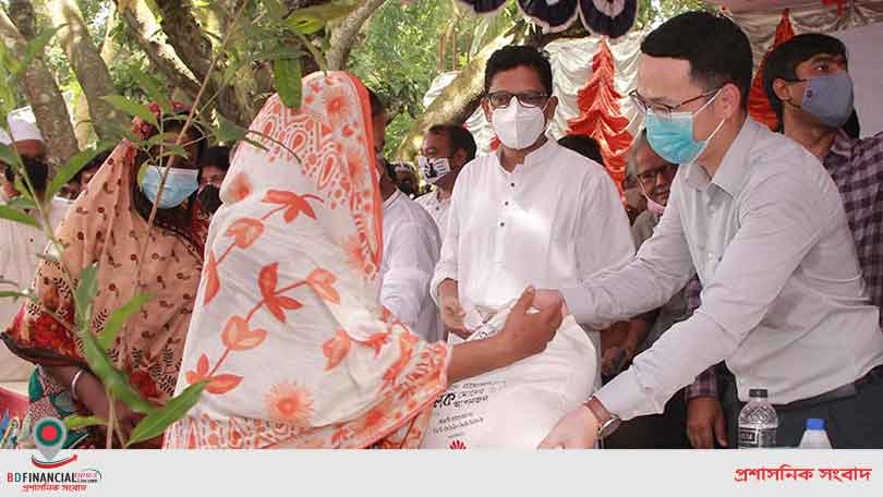সিংড়ায় বন্যায় ক্ষতিগ্রস্ত মানুষের মধ্যে ত্রাণ বিতরণ হুয়াওয়ের