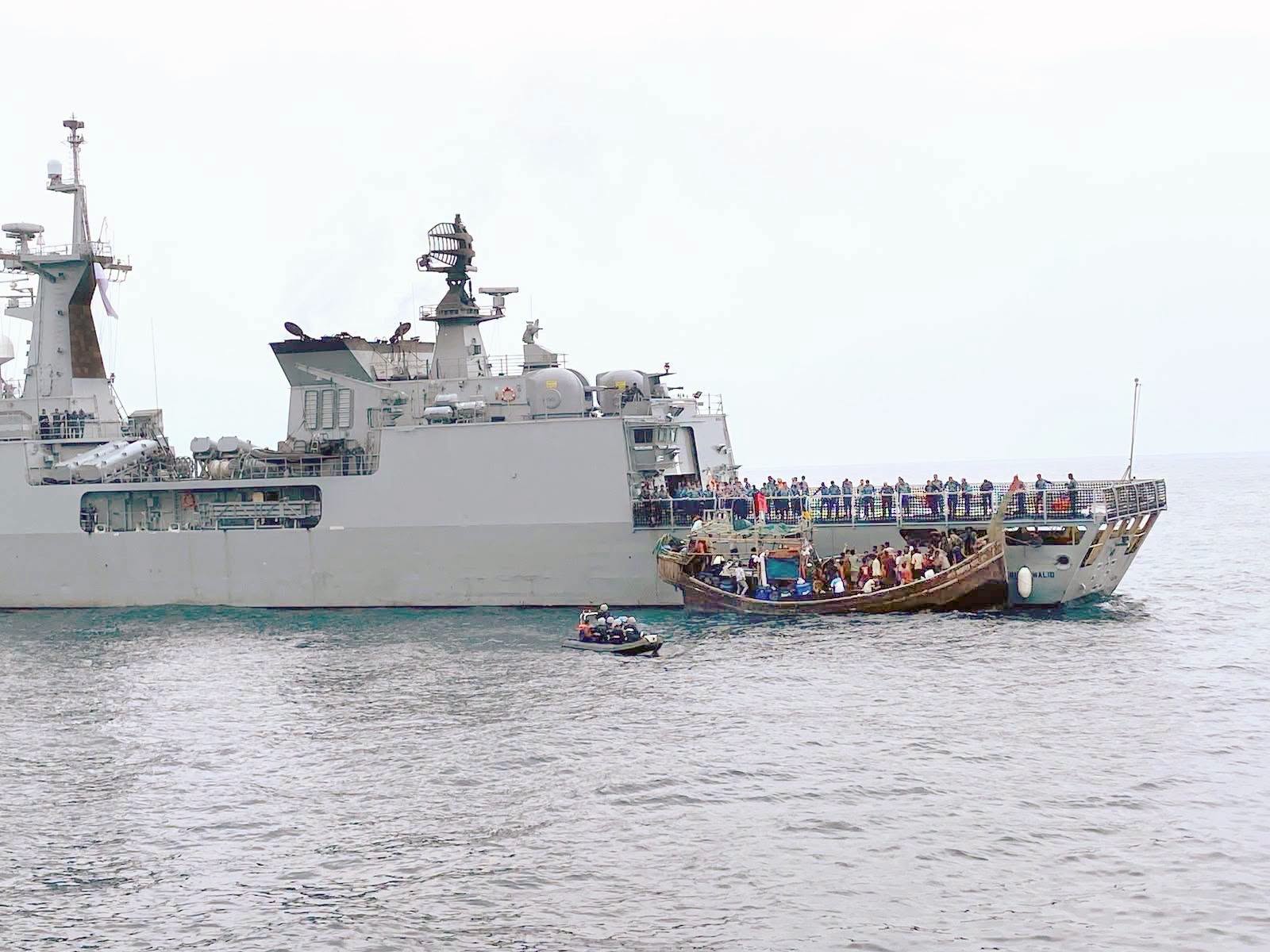 সমুদ্রপথে অবৈধভাবে মালয়েশিয়াগামী বোটসহ ৭৬ জন উদ্ধার করেছে বাংলাদেশ নৌবাহিনী