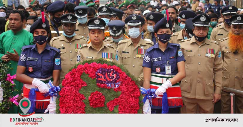 মহান স্বাধীনতা ও জাতীয় দিবসে মানিকগঞ্জে পুলিশ সুপারের শ্রদ্ধা