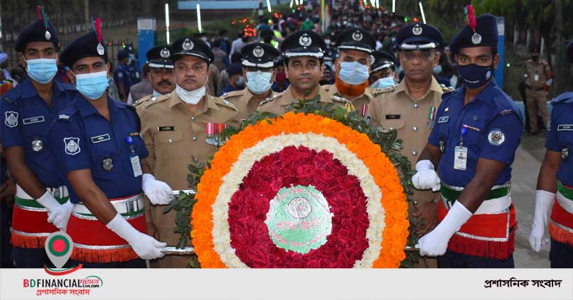 মহান স্বাধীনতা ও জাতীয় দিবসেপুলিশ সুপারের পুস্পস্তবক অর্পণ