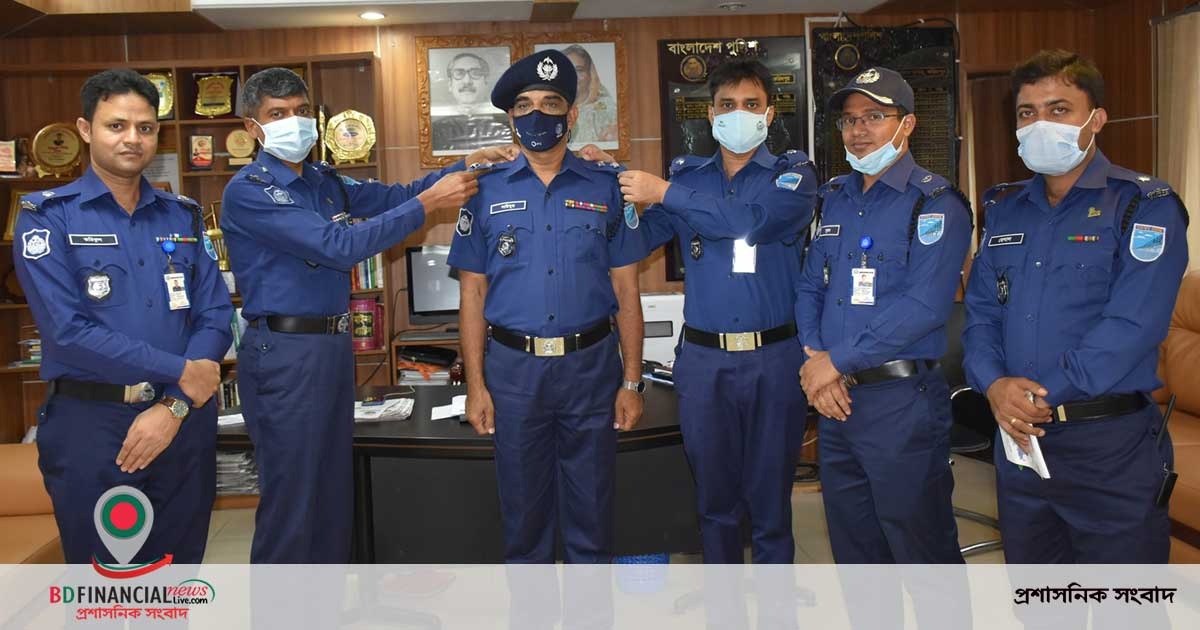 ফরিদপুরে পদোন্নতিপ্রাপ্ত সহকর্মীকে র্যাংক ব্যাজ পরালেন পুলিশ সুপার