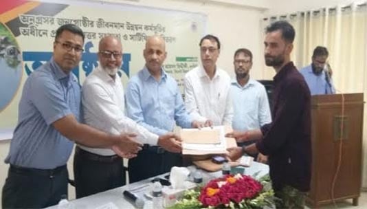 ১৫ টি স্মার্ট ফোন ও বিকাশ প্রতারিত ৫৩,০০০/- টাকা প্রকৃত মালিকের নিকট হস্তান্তর