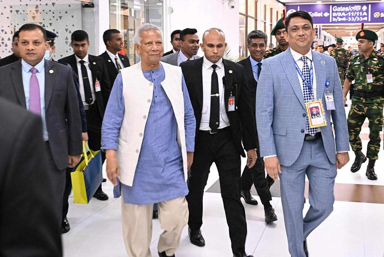 দেশে ফিরেছেন প্রধান উপদেষ্টা