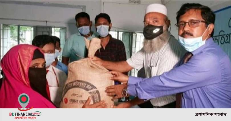 নোয়াখালীতে ওয়ান ব্যাংকের খাদ্যসামগ্রী বিতরণ
