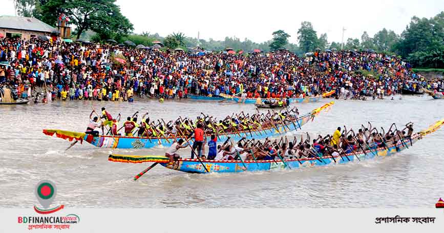 বগুড়ার গাবতলীতে ইছামতী নদীতে ঐতিহ্যবাহী নৌকাবাইচ