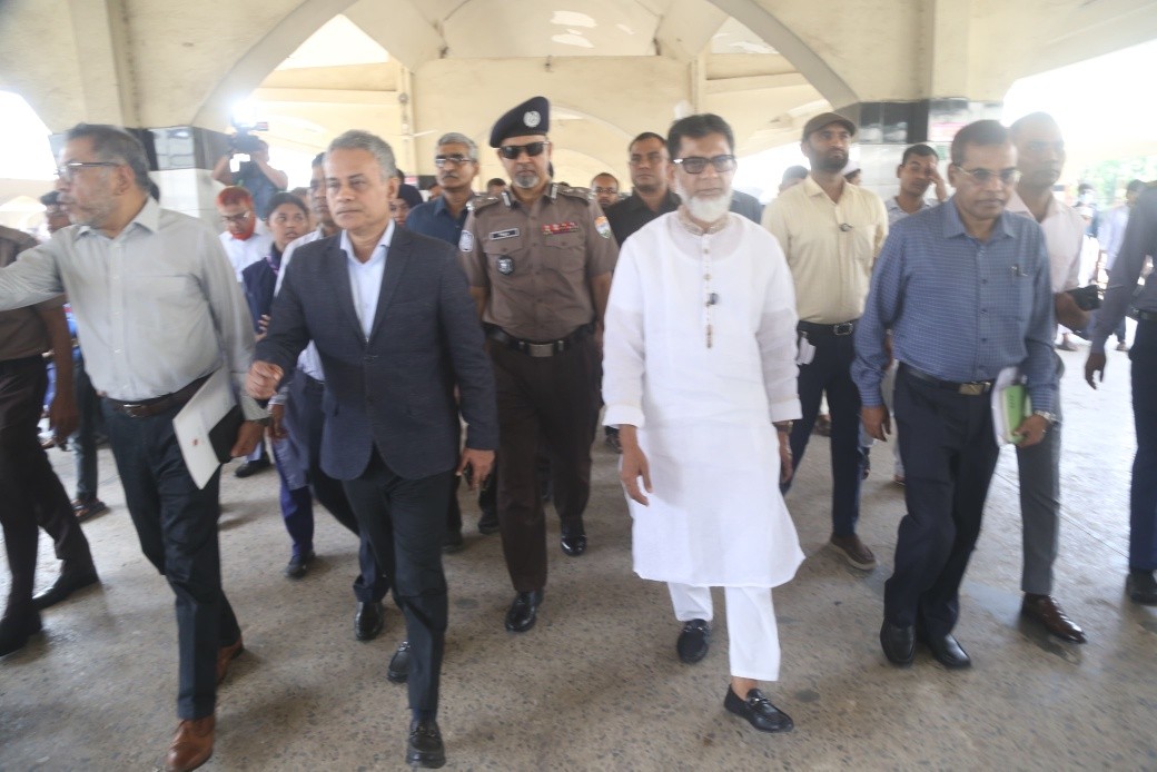 ঈদে ঘরমুখো মানুষের যাত্রা নিরাপদ ও স্বস্তিদায়ক করতে ২ মন্ত্রীর কমলাপুর রেলওয়ে স্টেশন পরিদর্শন