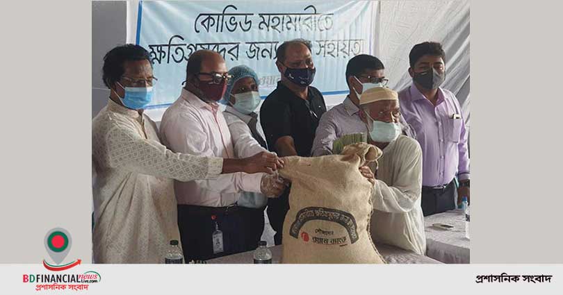 খুলনায় ওয়ান ব্যাংকের ত্রাণ বিতরণ