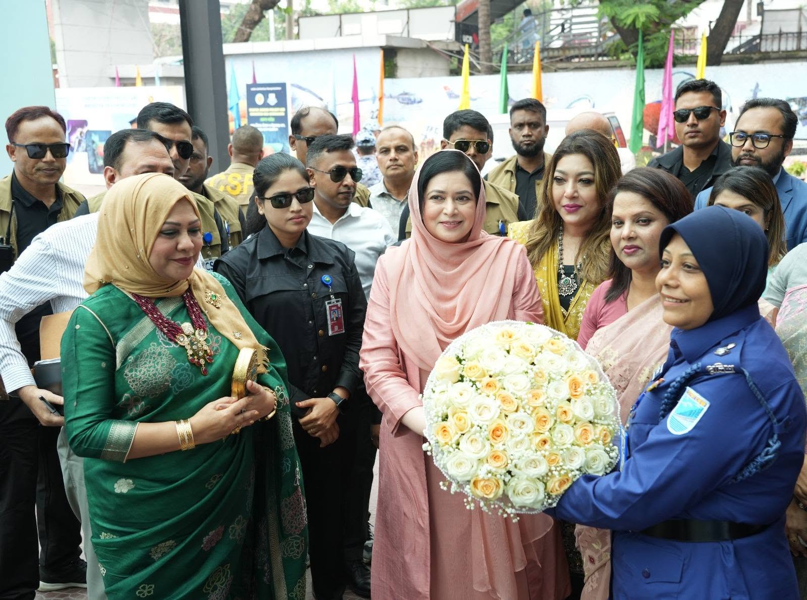 ঢাকা জেলা প্রশাসক কর্তৃক আয়োজিত অনুষ্ঠানে প্রধান অতিথিকে শুভেচ্ছা জানালেন ঢাকা জেলা প্রশাসক ও ঢাকা জেলা পুলিশ সুপার