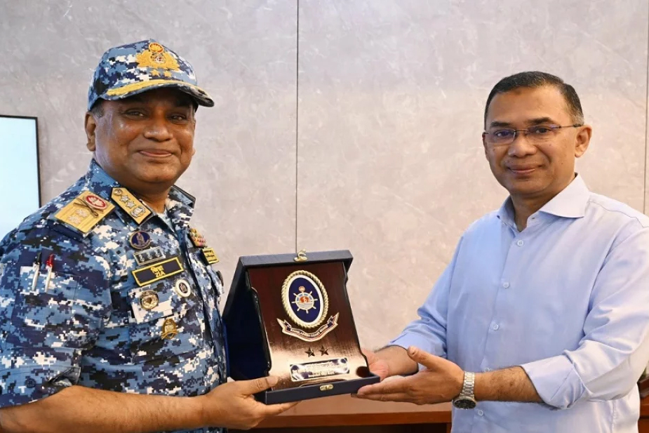 প্রধানমন্ত্রীর সঙ্গে কোস্টগার্ড মহাপরিচালকের সাক্ষাৎ