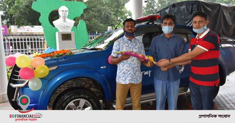 ফরিদপুরে পুলিশ পরিদর্শক এনায়েত হোসেনকে ফুলেল শুভেচ্ছা