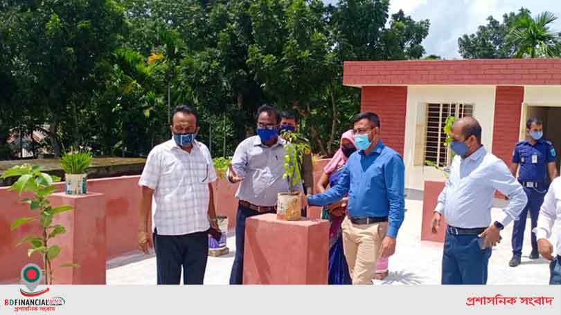 শরীয়তপুর জেলা প্রশাসকের গোসাইরহাট ইউনিয়ন ভূমি অফিস চত্বরে ফলদ বৃক্ষ রোপণ