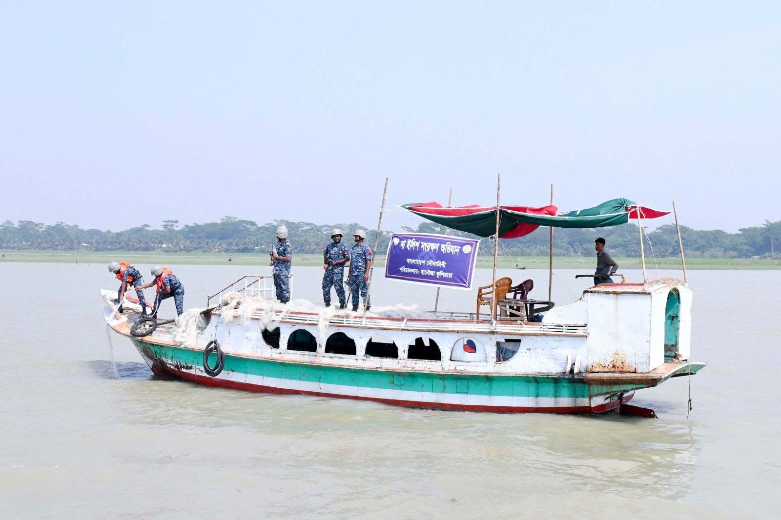 মা ইলিশ সংরক্ষণে বরিশালে নৌবাহিনীর অভিযান
