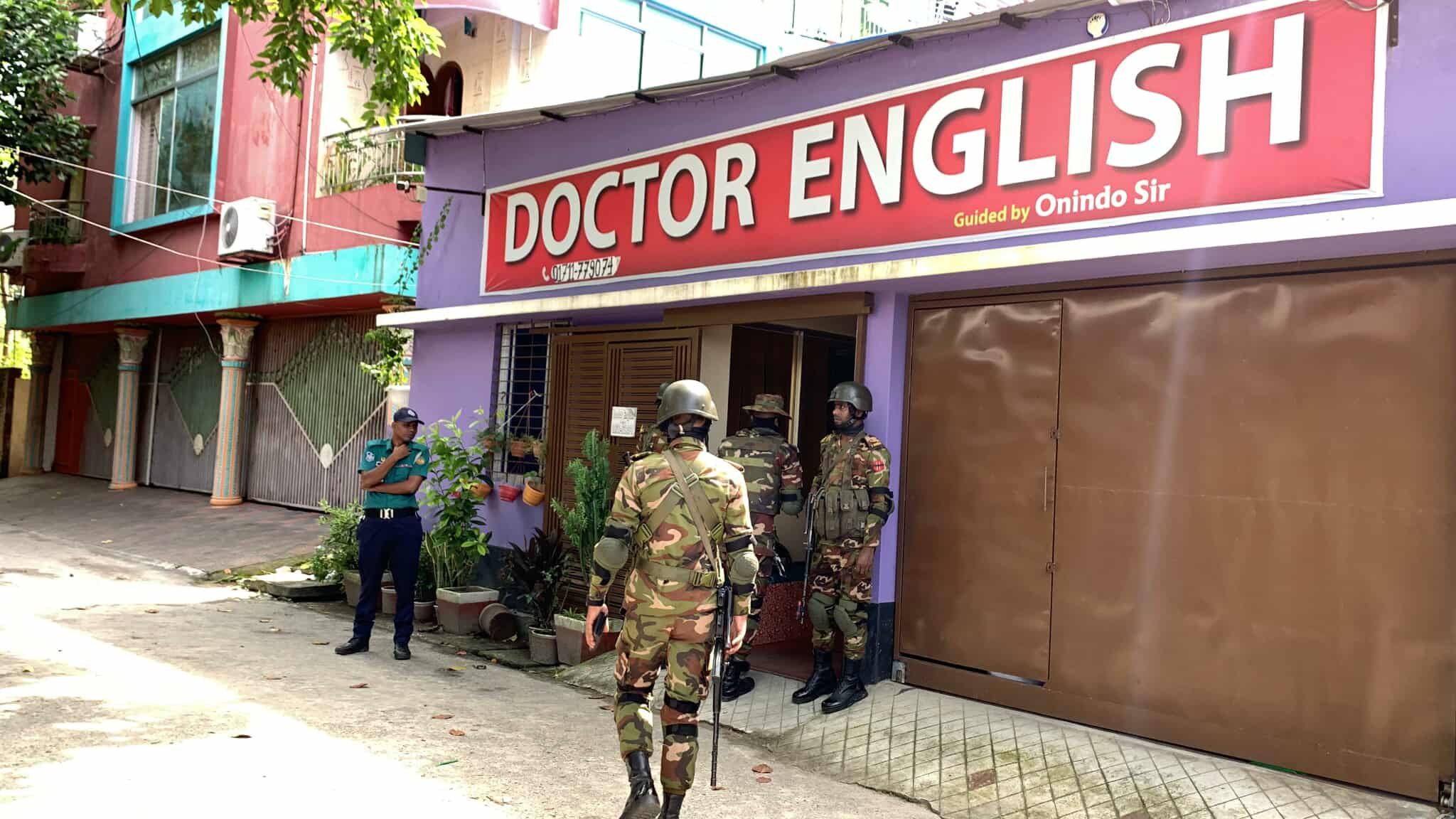 রাজশাহীতে সেনাবাহিনীর অভিযান অস্ত্র ও বিস্ফোরক তৈরির সরঞ্জাম উদ্ধারে বাড়ি ঘিরে রেখেছে