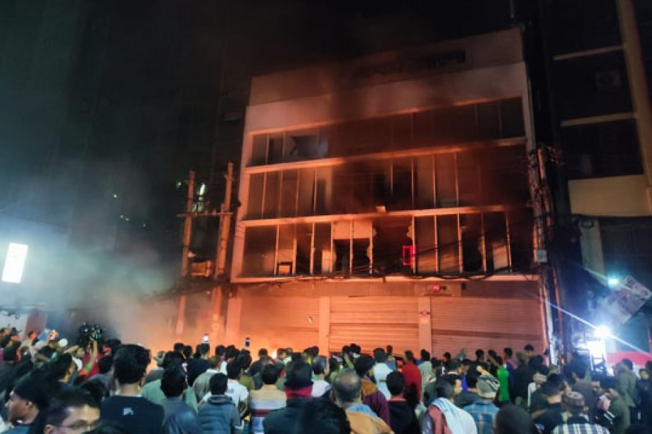 প্রথম আলোর কার্যালয়ে আগুন নেভানোর সময় বিদ্যুৎস্পৃষ্টে দুই ফায়ার ফাইটার আহত