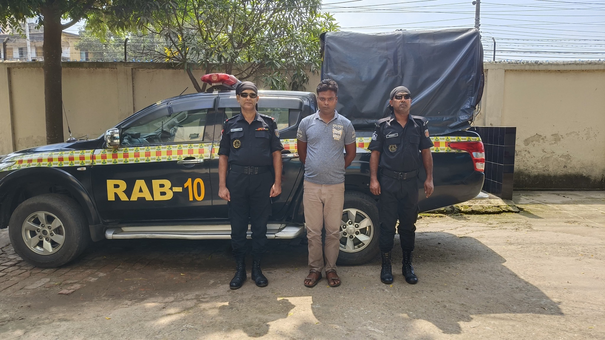 মাদকদ্রব্যসহ কুখ্যাত মাদক ব্যবসায়ী গ্রেফতার