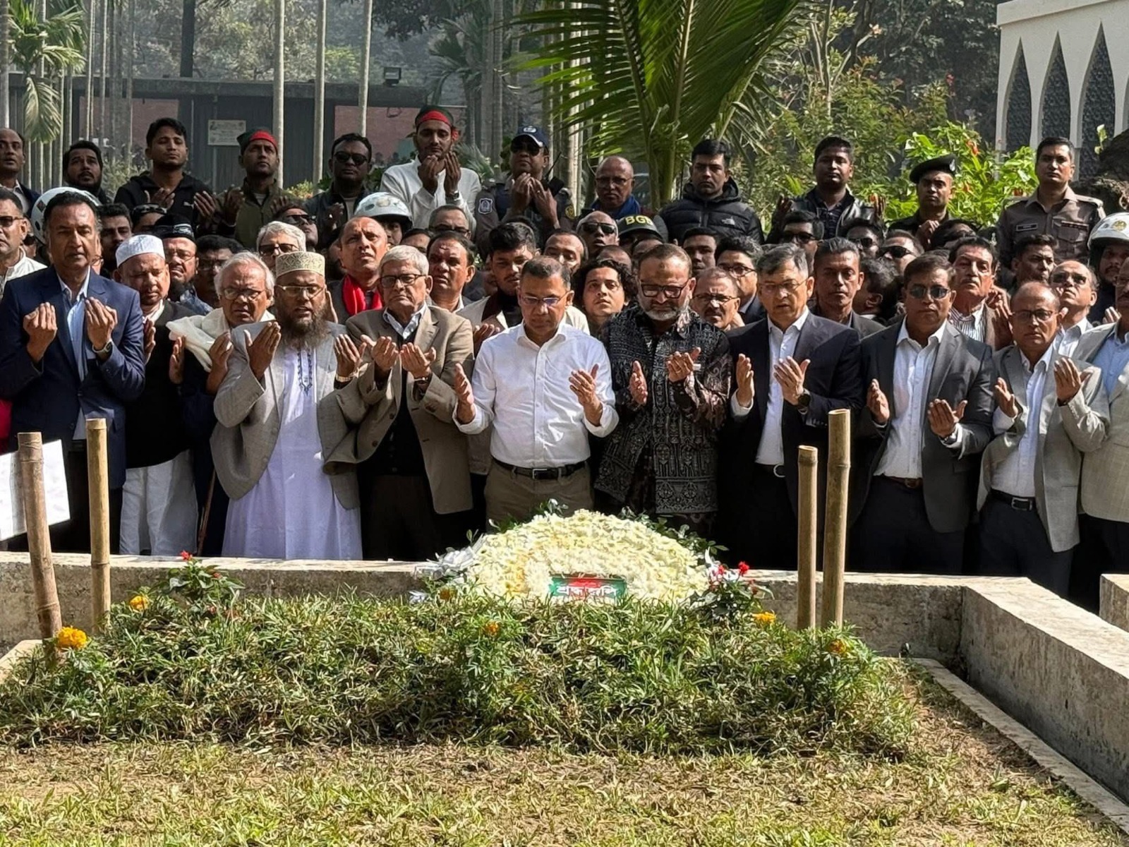 হাদির কবরে শ্রদ্ধা শেষে ইসির পথে তারেক রহমান