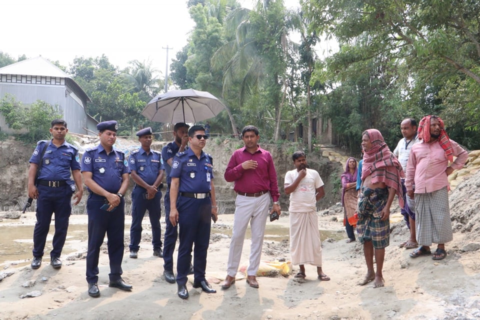 ব্রিজ নির্মাণকালীন সময়ে রাস্তা ধসে পড়া স্থান পরিদর্শন করেন পুলিশ সুপার, ফরিদপুর