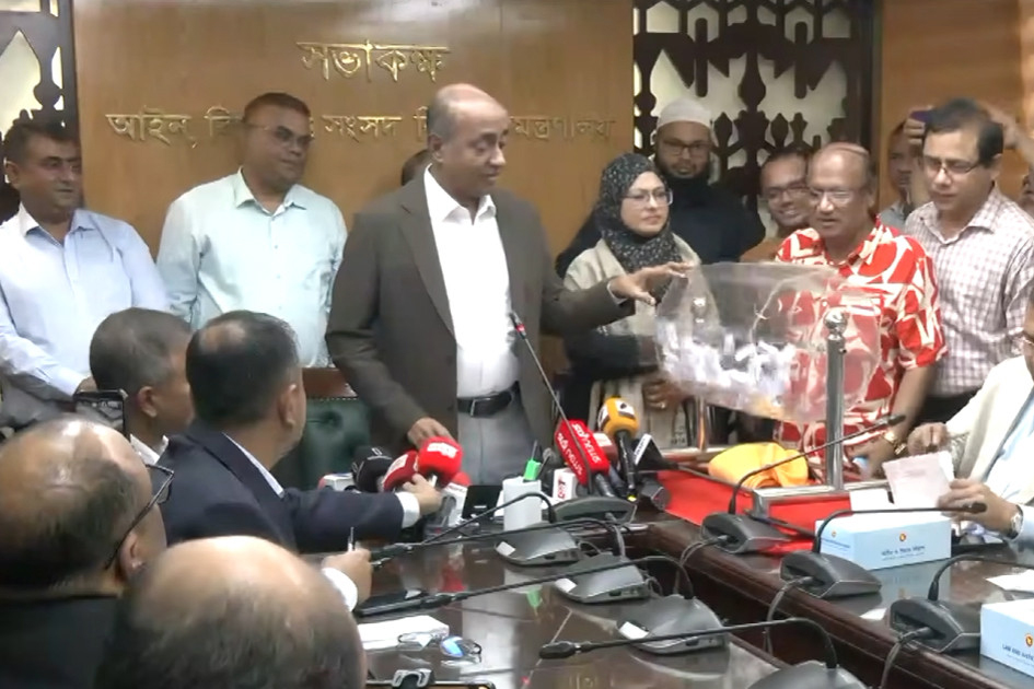 প্রথমবারের মতো লটারির মাধ্যমে ১৩১ জন সাবরেজিস্ট্রার বদলি