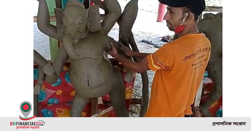 ১৬৯টি মন্ডপে প্রতিমা তৈরিতে কারিগরদের ব্যস্ততা