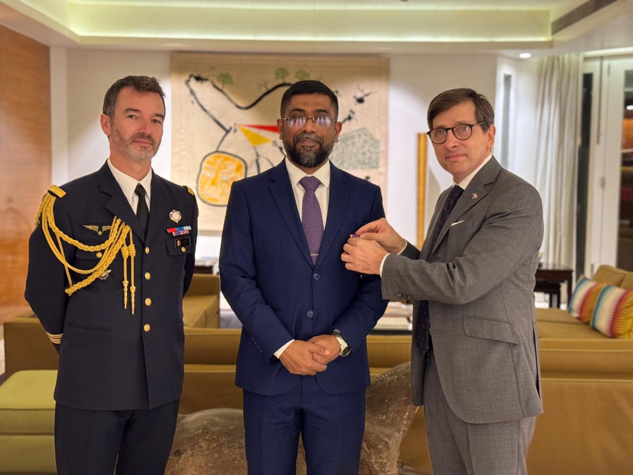 ফরাসি সরকারের পক্ষ থেকে প্রথম বাংলাদেশী হিসেবে বাংলাদেশী সেনা কর্মকর্তাকে সম্মানসূচক পদক ‘ন্যাশনাল ডিফেন্স মেডেল – গোল্ড লেভেল’প্রদান