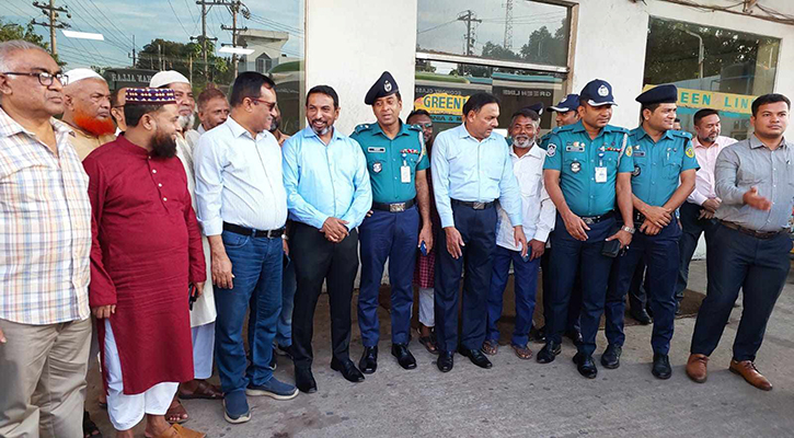 অবরোধে যাত্রীদের নিরাপত্তা নিশ্চিত করতে চট্টগ্রামের বিভিন্ন বাস কাউন্টার পরিদর্শন করেছেন জেলা প্রশাসক