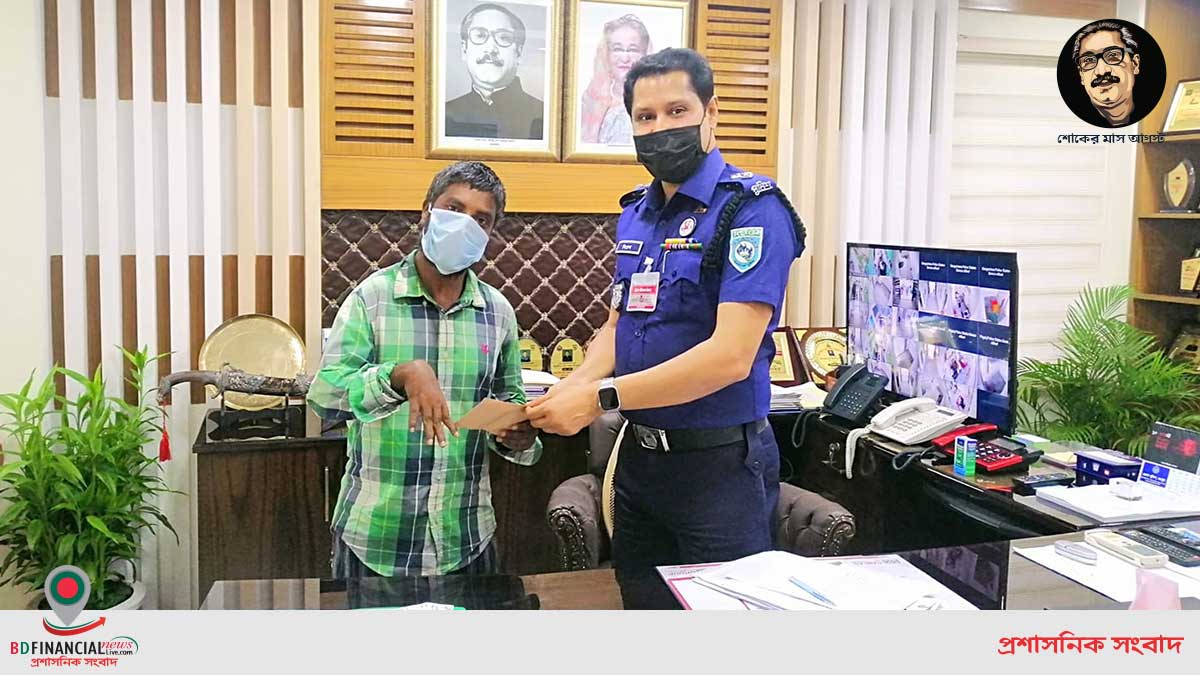 প্রতিবন্ধী পত্রিকা হকারের পাশে দাড়ালেন এসপি বিপ্লব কুমার সরকার