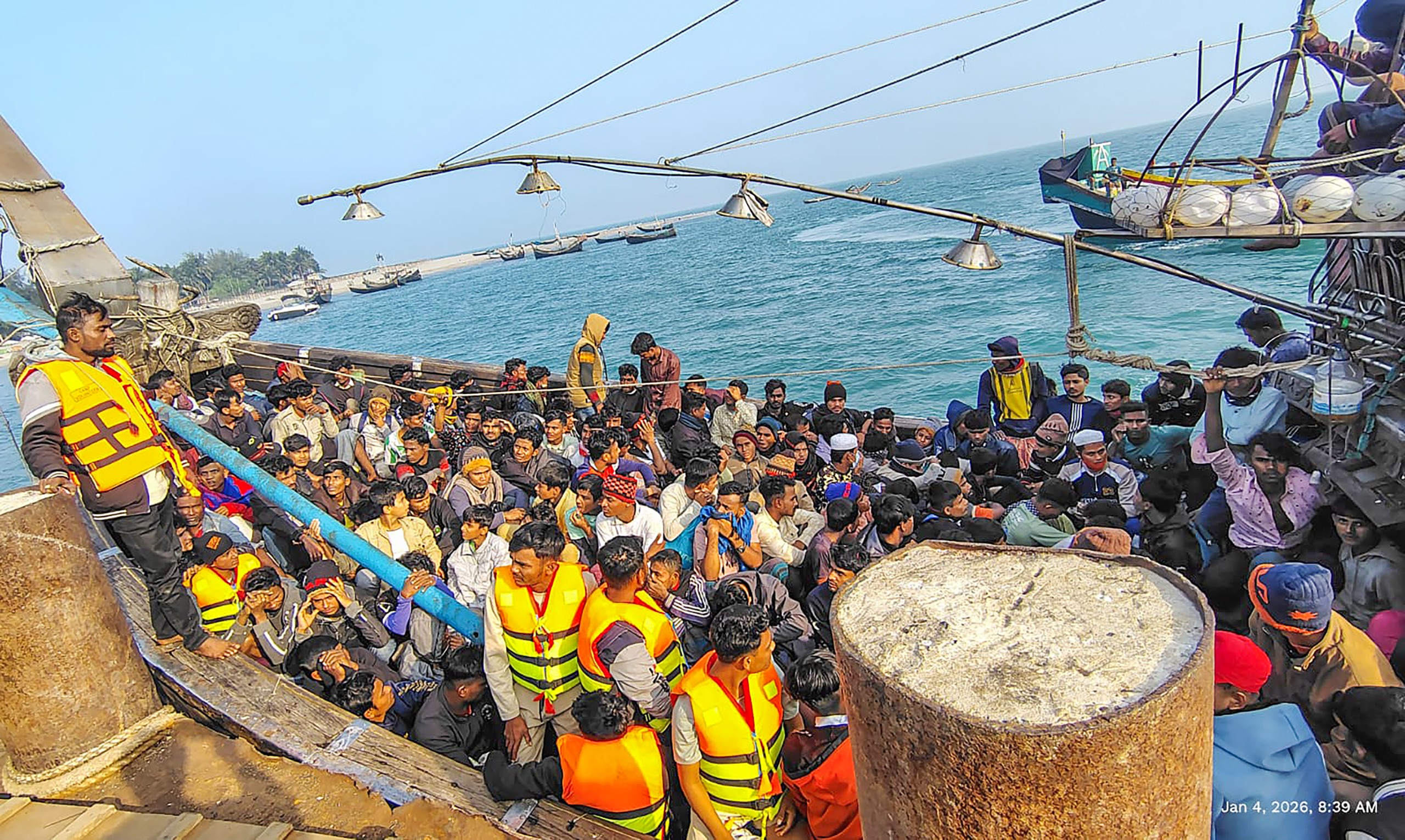 সমুদ্রপথে অবৈধভাবে বিদেশ গমনকালে ২৭৩ জনকে আটক করেছে বাংলাদেশ নৌবাহিনী