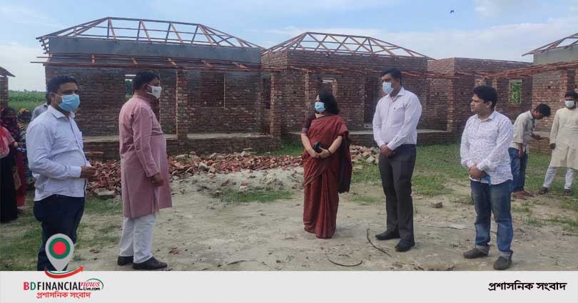 রাজবাড়ীতে ভূমিহীনদের জন্য নির্মাণাধীন ঘর পরিদর্শনে জেলা প্রশাসক