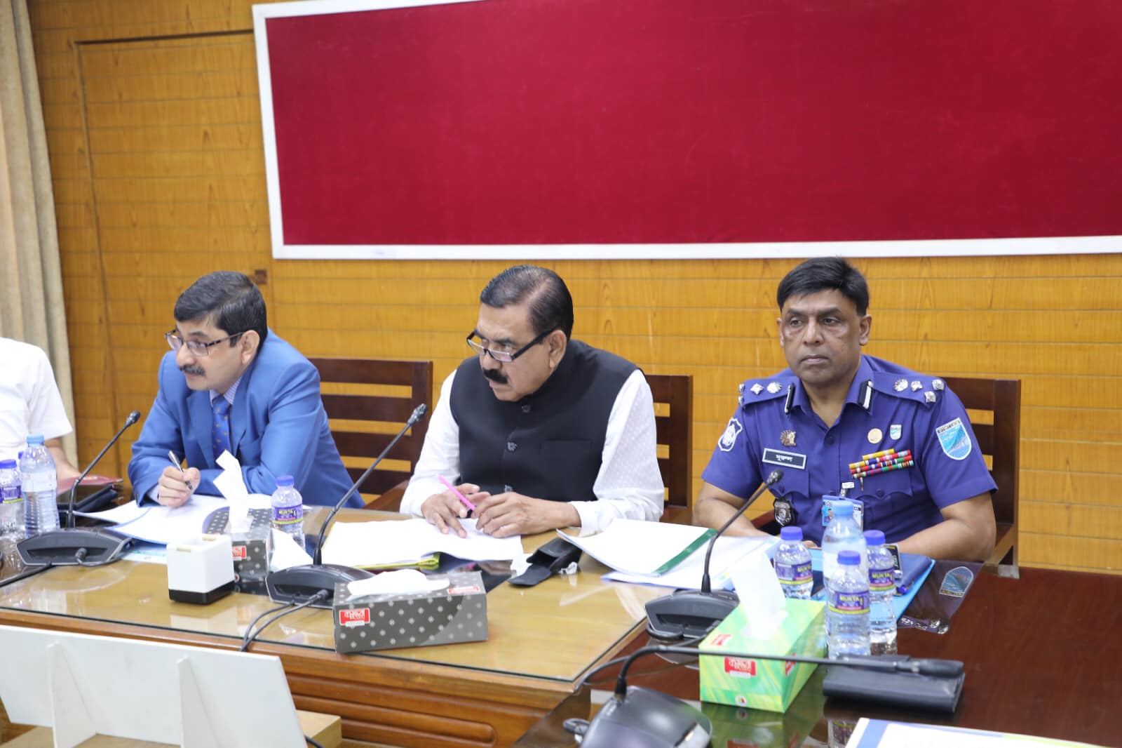 ঢাকা রাজবাড়ী রুটে বাস চলাচলে সৃষ্ট জটিলতা নিরসন সংক্রান্ত এক জরুরী সভা অনুষ্ঠিত