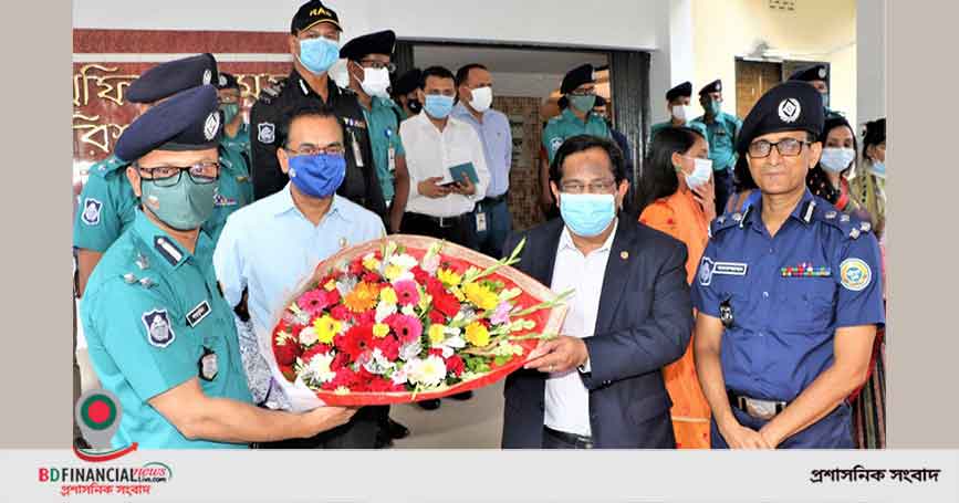 বরিশালের চাঁদমারি পুলিশ অফিসার্স মেস পরিদর্শন করলেন সচিব মোস্তফা কামাল